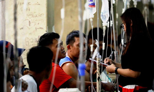 Điều trị người bị ngộ độc rượu ở bệnh viện đa khoa ở Manila. Ảnh: Reuters