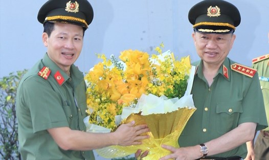 Đại tá Vũ Hồng Văn - Giám đốc Công an tỉnh tặng hoa chào mừng Đại tướng Tô Lâm. Ảnh: CTV
