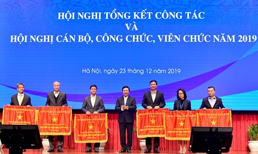 Phó thủ tướng, Bộ trưởng Ngoại giao Phạm Bình Minh trao tặng các danh hiệu, khen thưởng đối với các tập thể và cá nhân có thành tích xuất sắc trong năm 2019. Ảnh: BNG