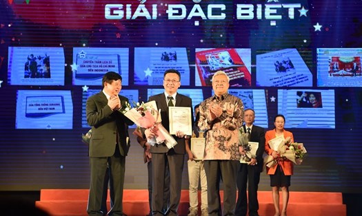 Tổng Giám đốc Đài Tiếng nói Việt Nam Nguyễn Thế Kỷ và Đại sứ Indonesia tại Việt Nam  Ibnu Hadi trao giải Đặc biệt cho ông Từ Thanh Phong. Ảnh: VOV.