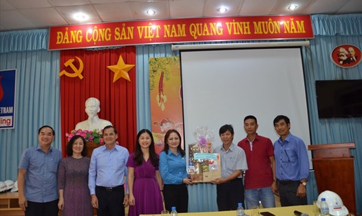 Công đoàn Dầu khí Việt Nam thăm hỏi người lao động các đơn vị. Ảnh: CĐ DK