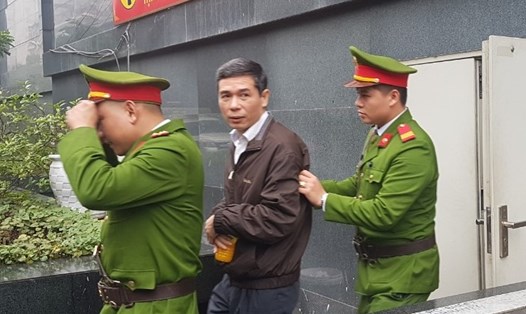 Bị cáo Phạm Đình Trọng bị dẫn giải về trại tạm giam, sau khi tòa nghỉ nghị án.