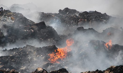 Hỏa hoạn lộ ra đống rác khổng lồ từ phế liệu ngành giày da. Ảnh: Đình Trọng