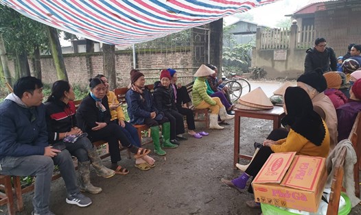 Người dân xã Hồng Kỳ và Nam Sơn dựng lều lán chặn xe vào bãi rác lớn nhất Hà Nội. Ảnh: PV