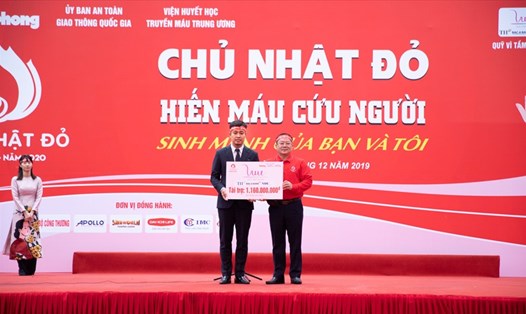 Đại diện Quỹ Vì Tầm Vóc Việt trao biển tài trợ cho Chương trình Chủ nhật Đỏ 2020. Ảnh BAB