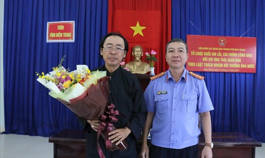 Viện trưởng VKSND TP.Nha Trang xin lỗi và phục hồi danh dự cho ông Thái Xuân Đàn (61 tuổi, trú xã Vĩnh Hiệp, TP.Nha Trang) sau 18 năm mang danh bị can. Ảnh: P.L