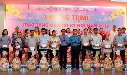 Đại diện LĐLĐ TP.Hồ Chí Minh và Quận ủy Quận Bình Thạnh tặng quà cho CNLĐ có hoàn cảnh khó khăn trên địa bàn quận. Ảnh V.H