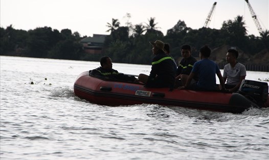 Lực lượng cứu hộ Bình Dương trong vụ tìm kiếm người mất tích trên sông Đồng Nai. Ảnh: Đình Trọng