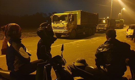 Người dân chặn xe vào bãi rác Nam Sơn. Ảnh PV.