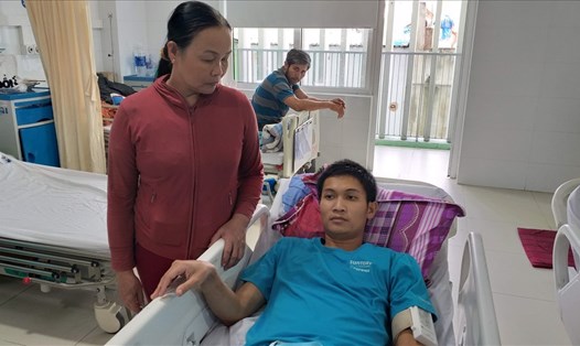 Công nhân Lê Phước Khánh được cứu sống thần kỳ khi đồng nghiệp giữ tim không ngừng đập suốt quá trình di chuyển đến bệnh viện cấp cứu và nhờ được điều trị bằng phương pháp mới của BV Đà Nẵng (ảnh chụp ngày 23.12). Ảnh: TT