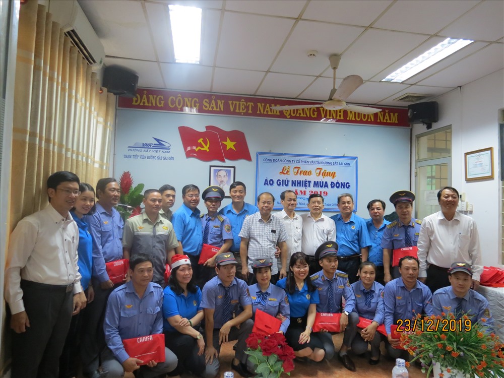 Trao tặng áo giữ nhiệt cho đoàn viên Công đoàn đang trực tiếp phục vụ trên các đoàn tàu.