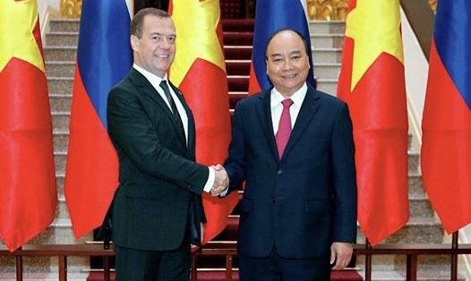 Thủ tướng Nguyễn Xuân Phúc đón Thủ tướng Dmitry Medvedev trong chuyến thăm chính thức Việt Nam, tháng 11.2018. Ảnh: Sputnik