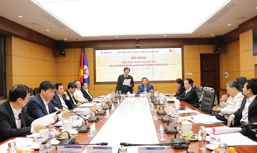 Bí thư Đảng ủy, Chủ tịch HĐTV ông Thiều Kim Quỳnh trình bày bản Dự thảo Báo cáo kiểm điểm tự phê bình và phê bình của Ban Chấp hành Đảng bộ Tổng công ty Điện lực miền Bắc năm 2019. Ảnh: EVNNPC