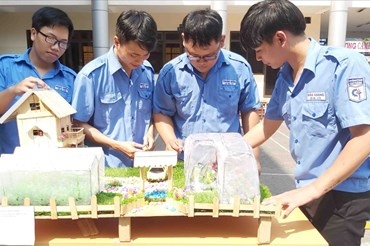 Mô hình “Sử dụng năng lượng mặt trời trong việc tưới tiêu rau màu, cây trồng kết hợp nuôi cá và thắp sáng đèn vườn” của nhóm sinh viên năm 3 đã đoạt giải nhất. Ảnh: QUỲNH NHƯ