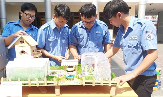 Mô hình “Sử dụng năng lượng mặt trời trong việc tưới tiêu rau màu, cây trồng kết hợp nuôi cá và thắp sáng đèn vườn” của nhóm sinh viên năm 3 đã đoạt giải nhất. Ảnh: QUỲNH NHƯ