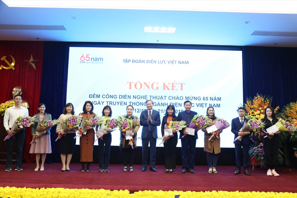 Đồng chí Trần Đình Nhân - Tổng Giám đốc Tập đoàn Điện lực Việt Nam tặng hoa và chúc mừng các đơn vị tại buổi lễ. Ảnh: N.L