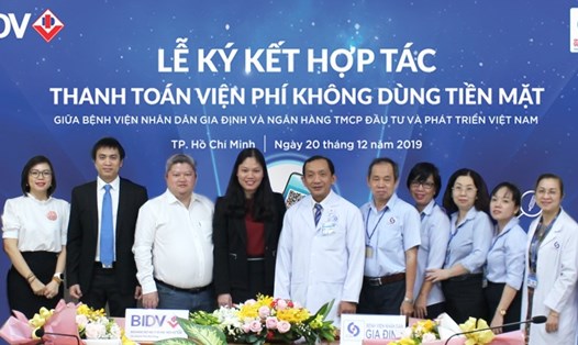 Lễ ký kết thỏa thuận hợp tác triển khai thanh toán không dùng tiền mặt tại Bệnh viện Nhân dân Gia Định.