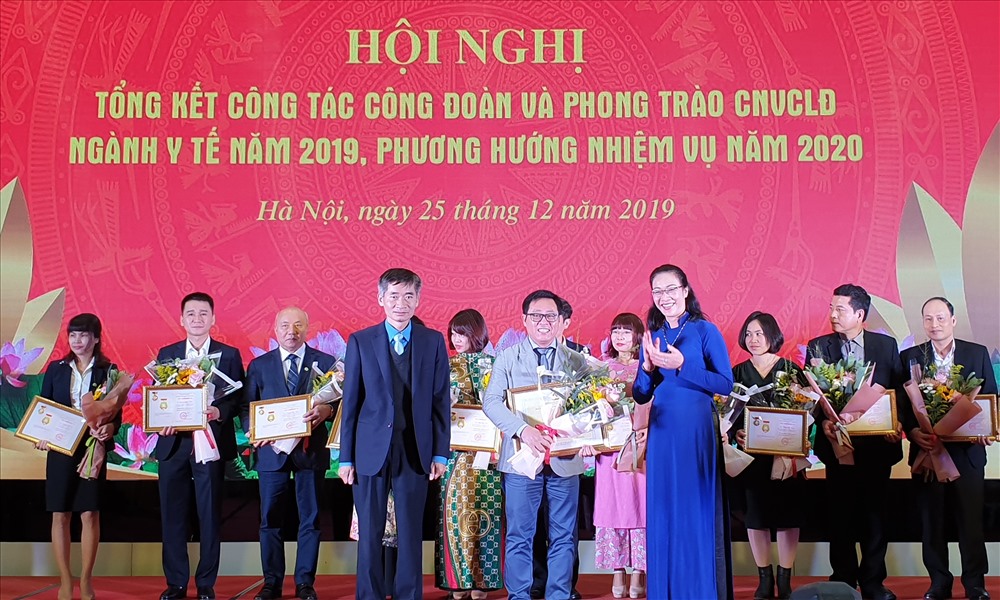 Đồng chí Trần Văn Thuật – Phó Chủ tịch Tổng LĐLĐVN và đồng chí Phạm Thanh Bình – Chủ tịch CĐ Y tế Việt Nam trao Bằng Lao động sáng tạo cho 17 cá nhân. Ảnh: Quế Chi