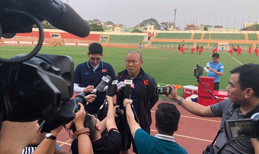 Huấn luyện viên Park Hang-seo tỏ ra khá nghiêm ngặt với việc tác nghiệp của các phóng viên. Ảnh: Đình Thảo