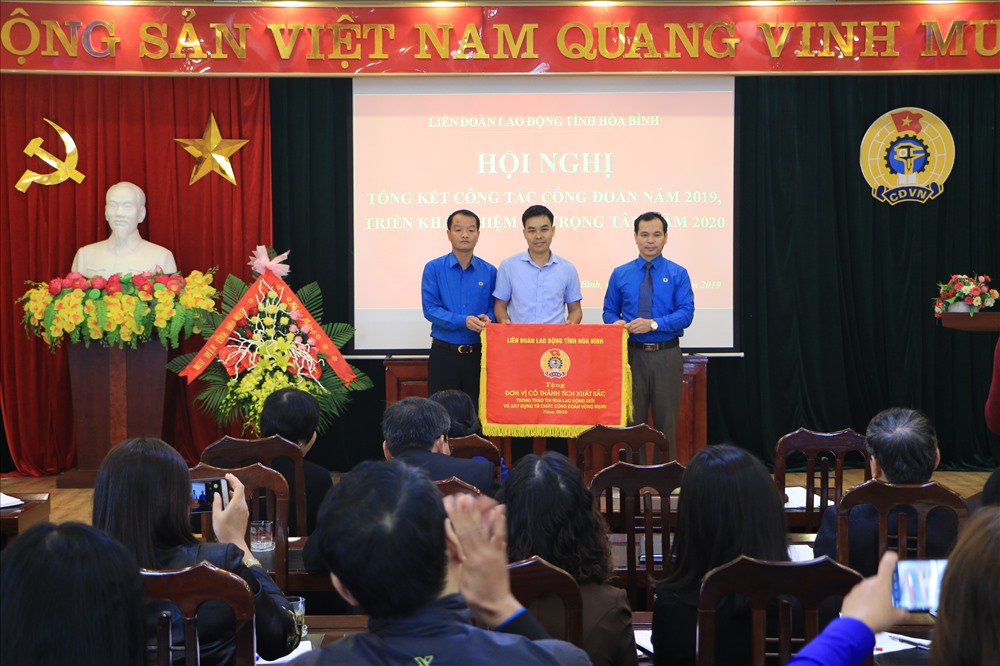 Đồng chí Nguyễn Mạnh Cương - Chủ tịch LĐLĐ tỉnh Hòa Bình-  trao cờ thi đua cho đơn vị có phong trào thi đua lao động giỏi và xây dựng tổ chức công đoàn vững mạnh.