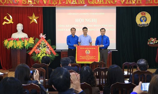 Đồng chí Nguyễn Mạnh Cương - Chủ tịch LĐLĐ tỉnh Hòa Bình-  trao cờ thi đua cho đơn vị có phong trào thi đua lao động giỏi và xây dựng tổ chức công đoàn vững mạnh.