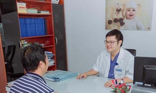 Bác sĩ Hà Ngọc Mạnh tư vấn cho nam bệnh nhân hiếm muộn. Ảnh: Lam Quân
