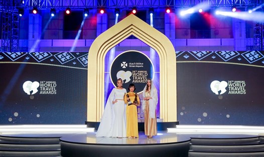 Đại diện tập đoàn Sun Group nhận giải thưởng điểm du lịch văn hóa hàng đầu Thế giới tại Oman. Ảnh: P.V