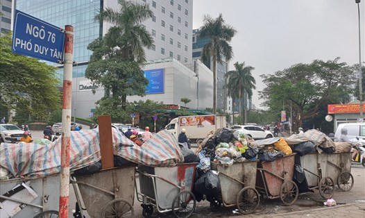 Các xe rác tại nội đô cũng đã đầy, không còn chỗ chứa, rơi vãi khắp lề đường. Ảnh: Phạm Đông