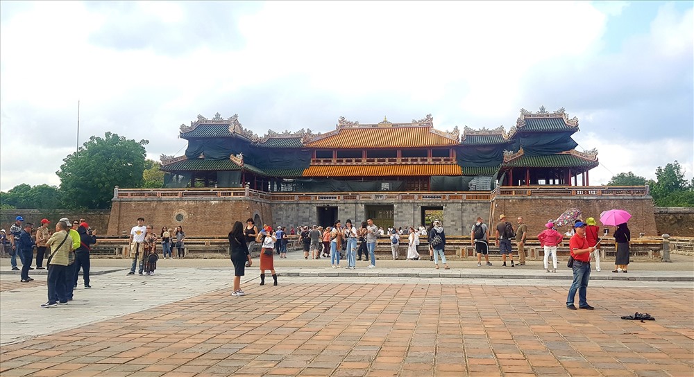 Du khách tham quan Đại Nội Huế. Ảnh: PĐ.