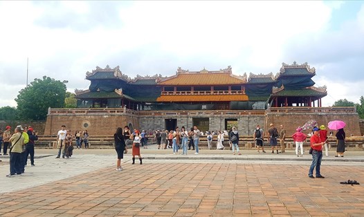 Du khách tham quan Đại Nội Huế. Ảnh: PĐ.