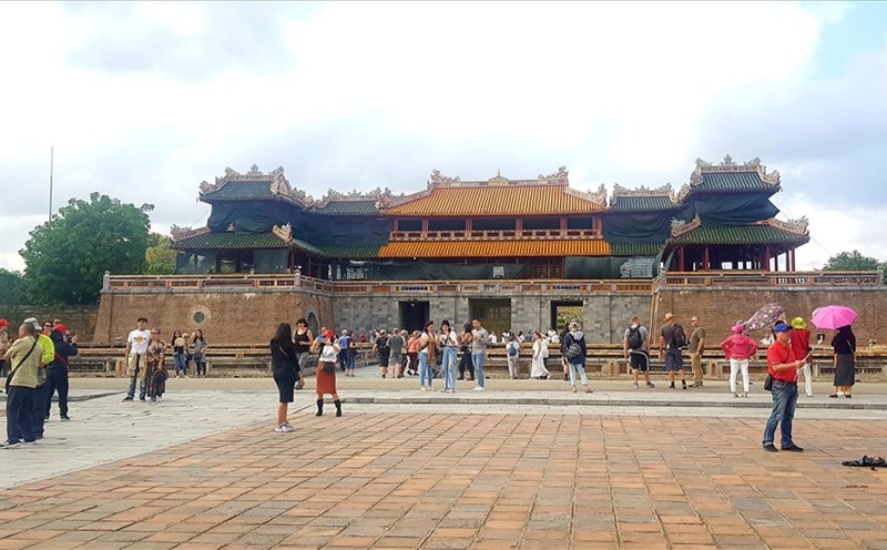 Du khách tham quan Đại Nội Huế. Ảnh: PĐ.
