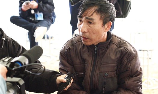 Ông Cao Văn Hường, bố đẻ của nữ sinh Cao Mỹ D. tới tòa từ sớm.