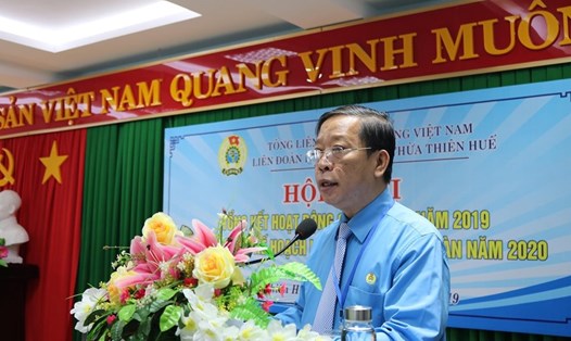 Đồng chí Trần Quang Vinh - Phó Chủ tịch LĐLĐ Thừa Thiên - Huế báo cáo tại hội nghị.