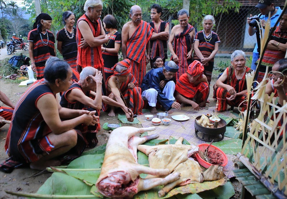 Lễ cũng Giàng tại ngã ba đường trong khu dân cư.