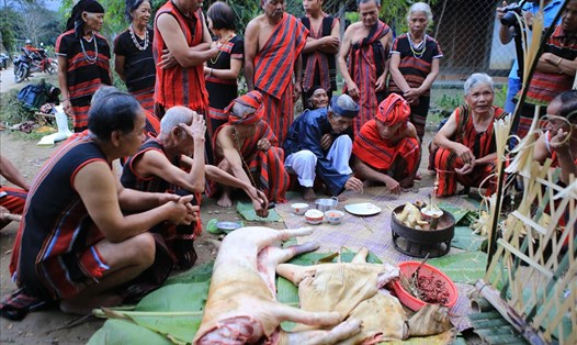 Lễ cũng Giàng tại ngã ba đường trong khu dân cư.