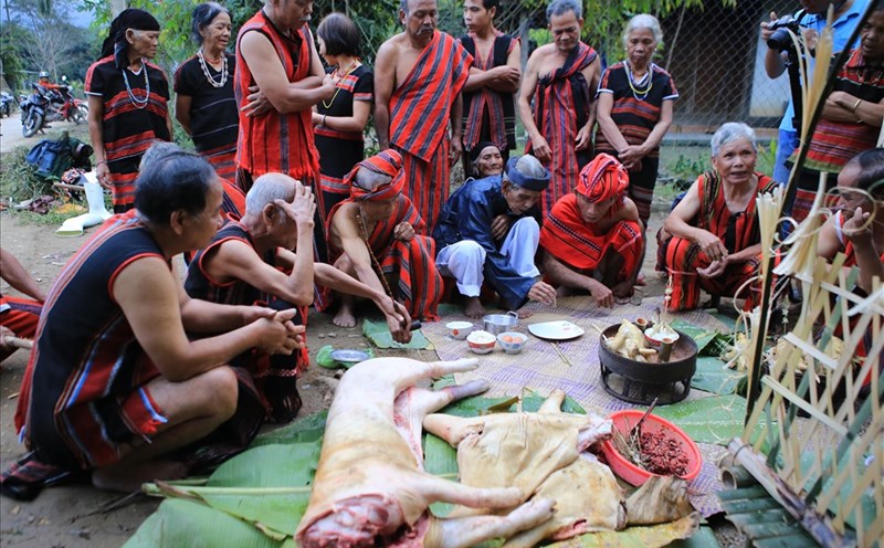 Lễ cũng Giàng tại ngã ba đường trong khu dân cư.