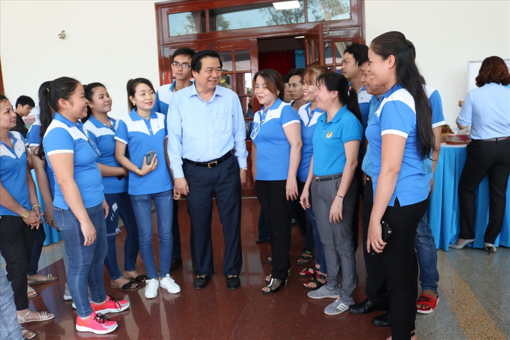 Bí thư Tỉnh ủy Long An - ông Phạm Văn Rạnh - thăm hỏi CNLĐ tại buổi đối thoại. Ảnh: K.Q