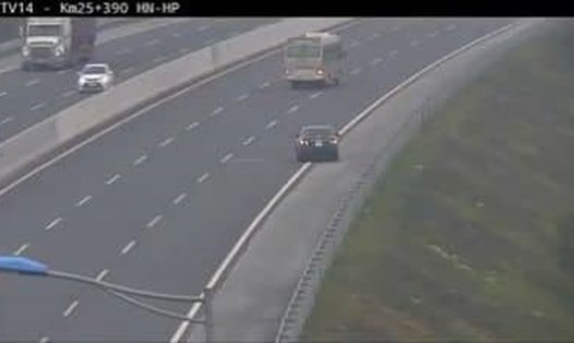 Hình ảnh cắt từ clip tài xế lùi xe trên cao tốc.