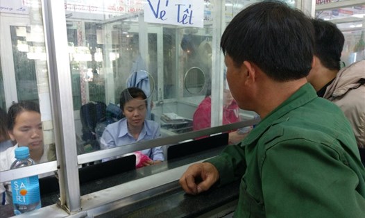 Hành khách mua vé xe Tết 2020 ở bến xe Miền Đông.  Ảnh: Minh Quân