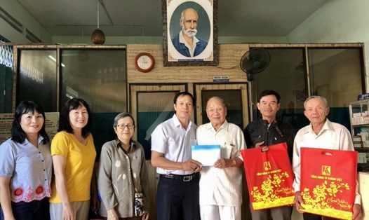 Phó Chủ tịch Công đoàn Tổng công ty Khánh Việt tặng 120 triệu đồng giúp phòng khám bệnh từ thiện A.Yersin duy trì cấp phát thuốc miễn phí cho bệnh nhân nghèo. Ảnh: T. Tuyến