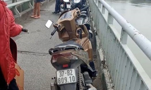 Nam thanh niên bỏ lại xe máy trên cầu Bến Thủy. Ảnh: Facebook