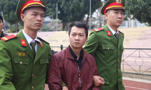 Bị cáo Vương Văn Hùng (giữa) bị dẫn giải vào khu xét xử vụ án nữ sinh giao gà bị sát hại.