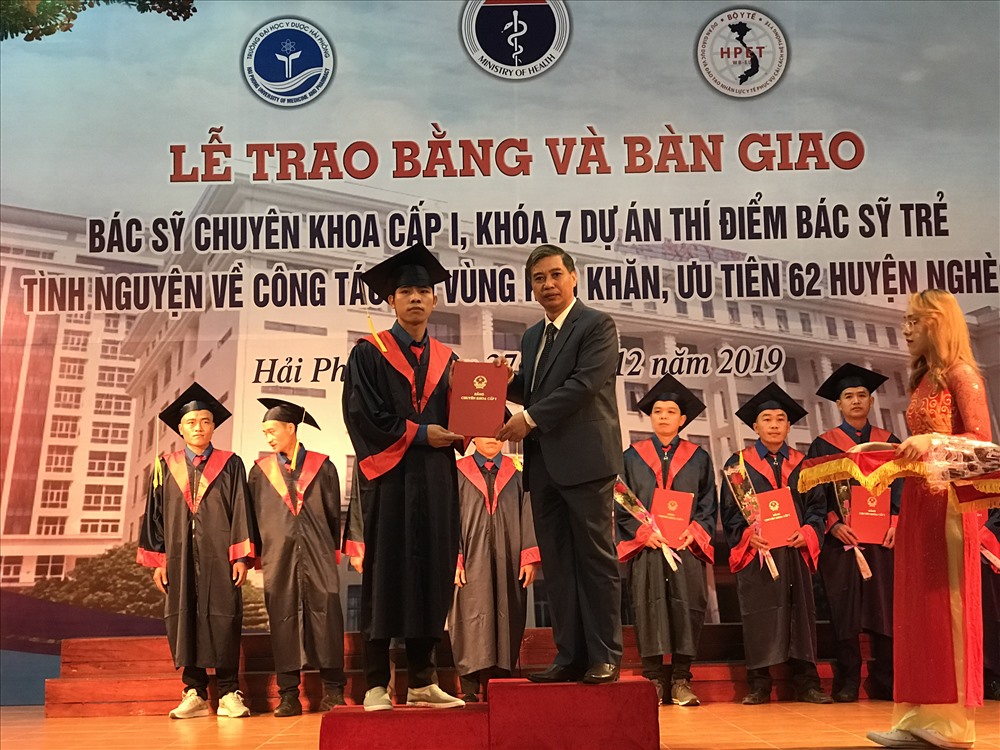 Bộ Y tế trao bằng cho các bác sĩ trẻ tình nguyện. Ảnh: PV