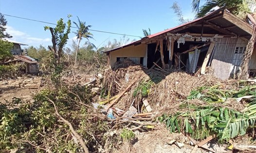 Thiệt hại sau bão Phanfone ở thị trấn Balasan, tỉnh Iloilo, miền trung Philippines. Ảnh: AP.