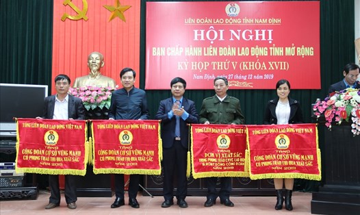 Đồng chí Vũ Anh Đức, Ủy viên đoàn Chủ tịch, Trưởng Ban Tổ chức Tổng Liên đoàn Lao động Việt Nam trao Cờ thi đua của Tổng Liên đoàn Lao động Việt Nam cho 4 tập thể. Ảnh : Thanh Xuân