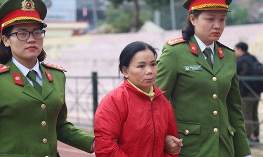 Bị cáo Bùi Thị Kim Thu (áo đỏ) tại phiên tòa lưu động ngày 27.12.