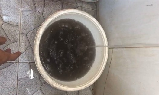 Nguồn nước xả trực tiếp tại vòi nước sạch nhưng nước rất đen. Ảnh: S.H