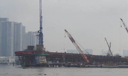 Cầu Thủ Thiêm 2 phía bờ quận 2 đã vươn ra giữa sông Sài Gòn. Ảnh: M.Q