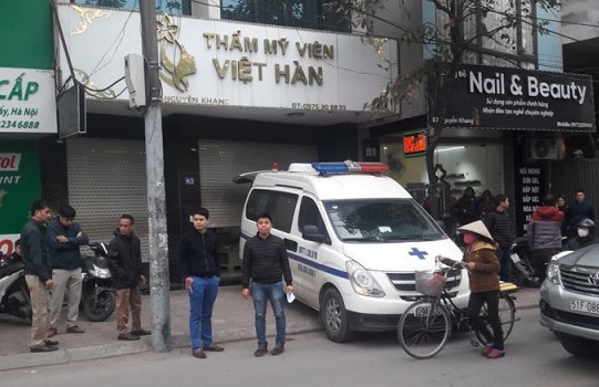 Cơ quan chức năng làm việc tại thẩm mỹ viện Việt Hàn. Ảnh: A.T