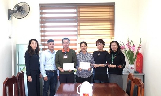 Đại diện Quỹ Tấm Lòng Vàng ,ban giám hiệu trường Tiểu học Việt Nam Cu Ba trao quà cho anh Hoàng Quý Hiển và chị Vũ Thị Kết